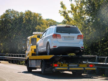 Möchtest du deinen Unfallwagen loswerden? Unsere Autoverwertung kümmert sich um alles. Ein Auto wird durch den Abschleppdienst abgeholt. Die Abholung geht fix vonstatten.